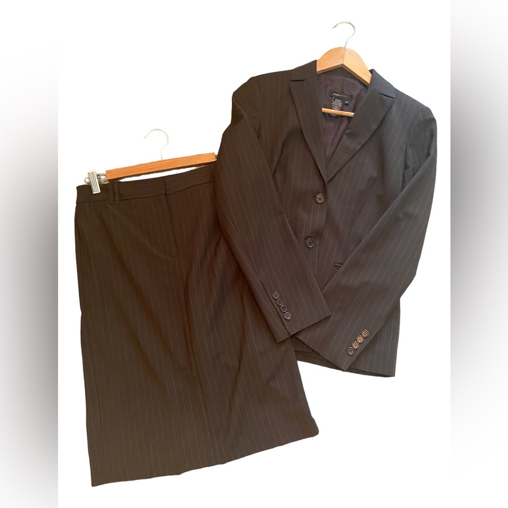 VINTAGE BCBG MAXAZARIA BROWN PINSTRIPE SKIRT + BLAZER COAT Size 4